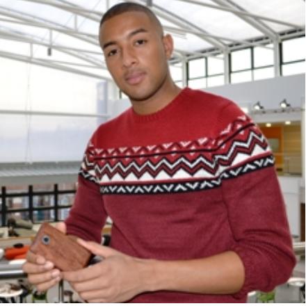 Cậu sinh viên thiết kế ra điện thoại vỏ tre